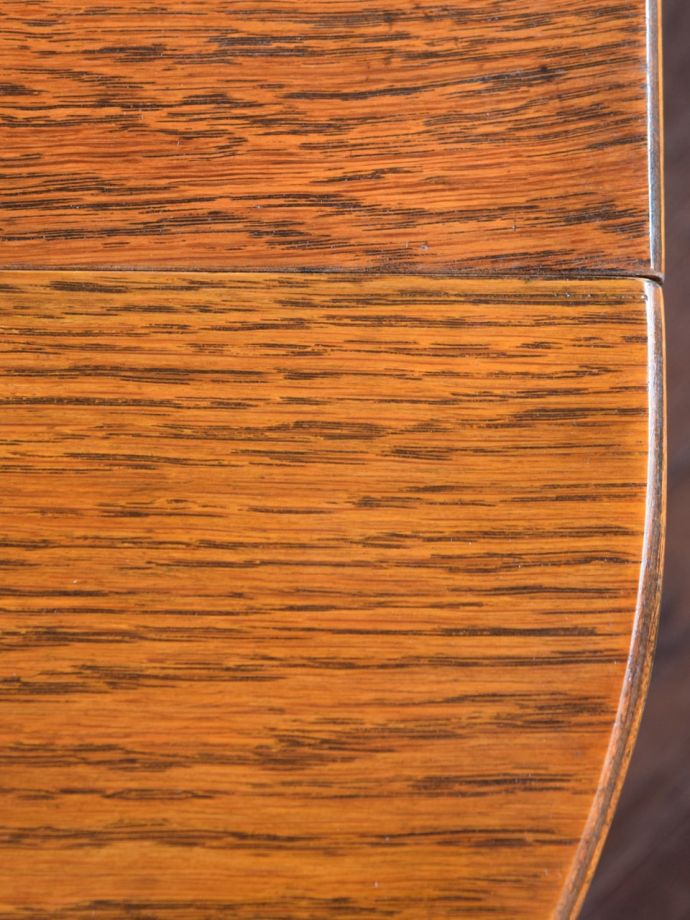 アンティークテーブルらしい木目