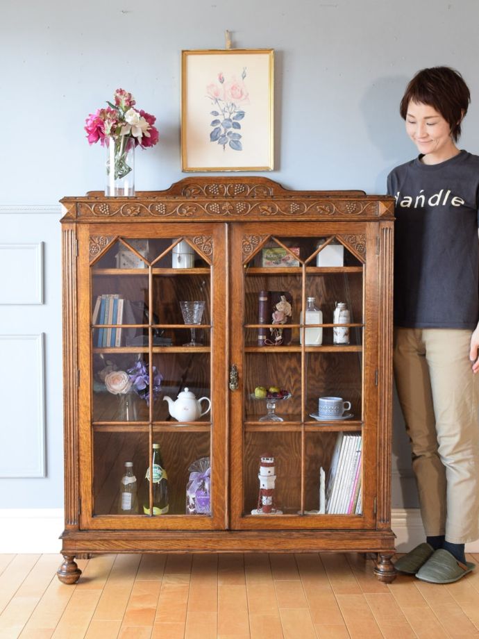 英国アンティークのキャビネット