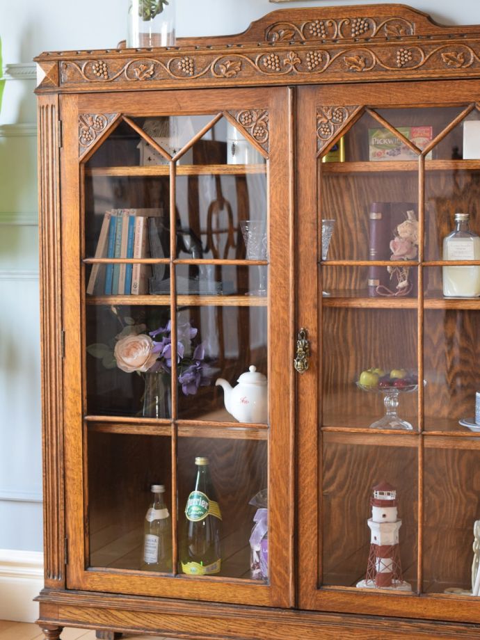 アンティーク家具らしさが漂うキャビネット