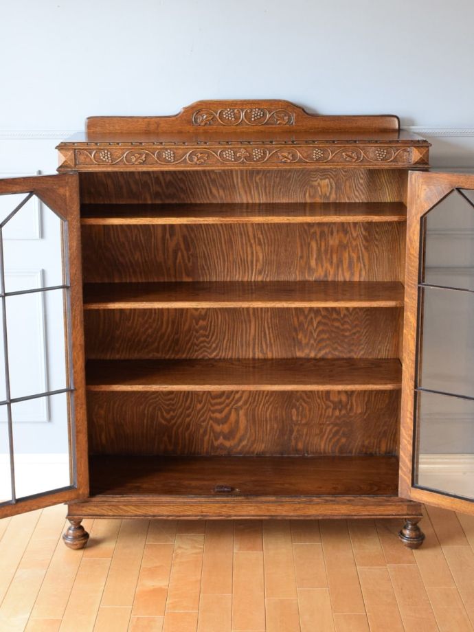 アンティークキャビネット扉の中