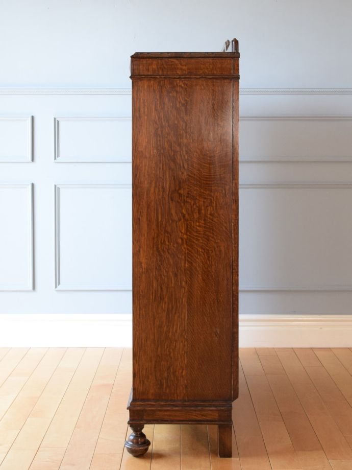 ガラスキャビネットの側面