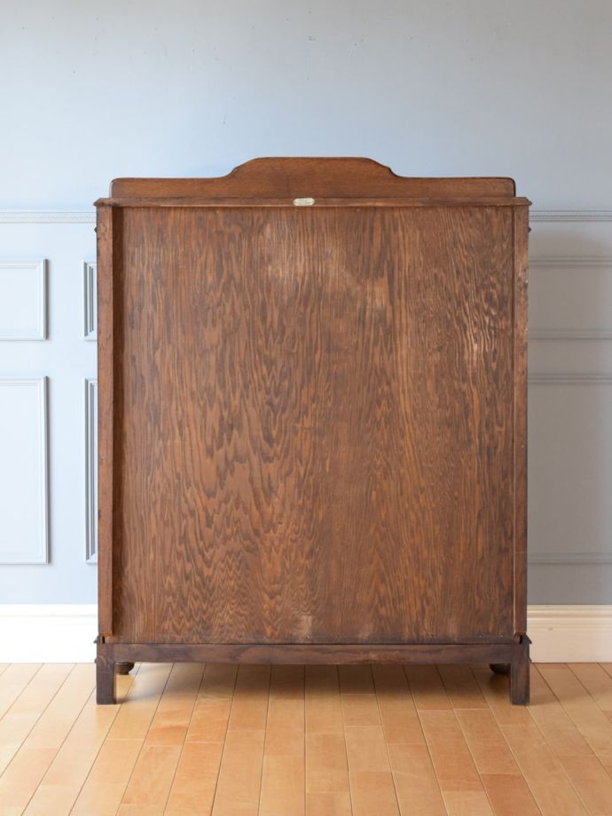 ガラスキャビネットの後ろ姿