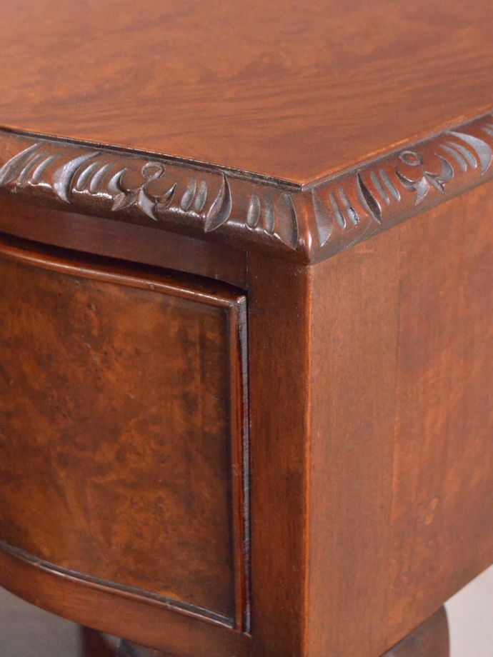 アンティーク家具の装飾