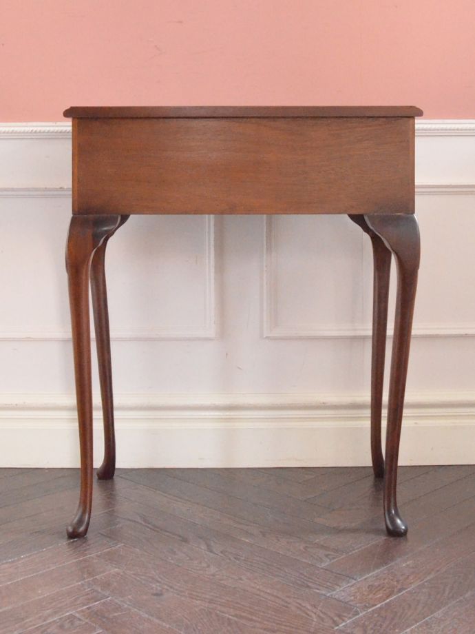 コンソールテーブルの後ろ姿