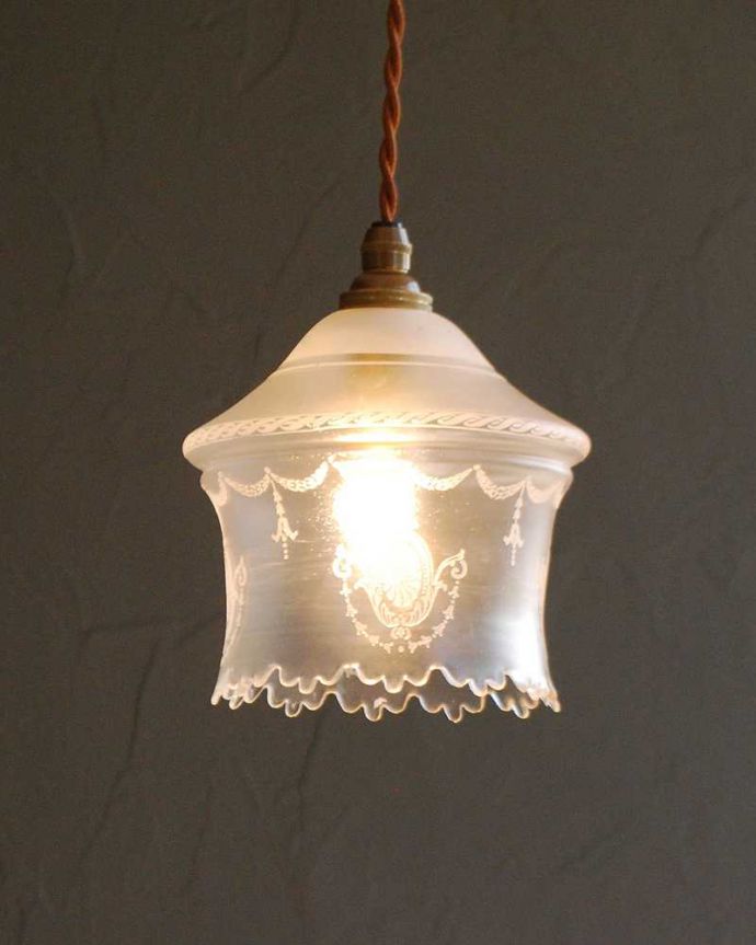 ペンダントライト　照明・ライティング　ガラス模様が美しいアンティークランプシェード（コード・シャンデリア電球・ギャラリーなし） 。。(k-2966-z)