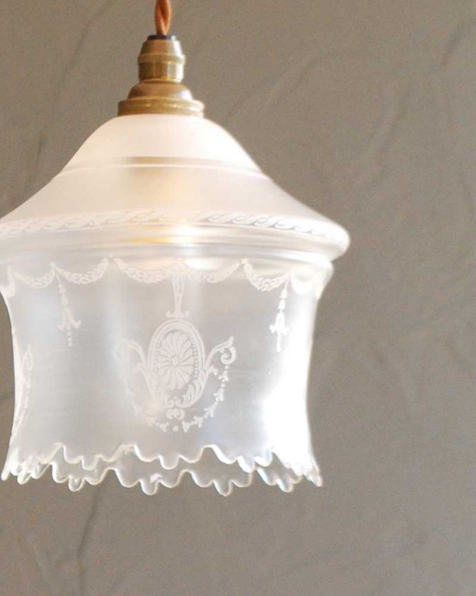 ペンダントライト　照明・ライティング　ガラス模様が美しいアンティークランプシェード（コード・シャンデリア電球・ギャラリーなし） 。。(k-2966-z)