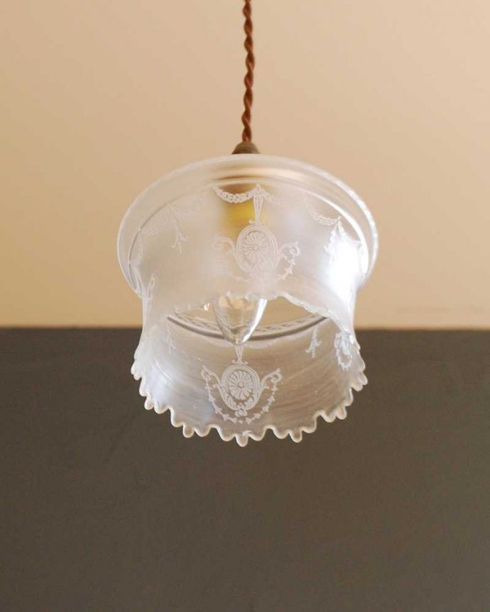 ペンダントライト　照明・ライティング　ガラス模様が美しいアンティークランプシェード（コード・シャンデリア電球・ギャラリーなし） 。。(k-2966-z)