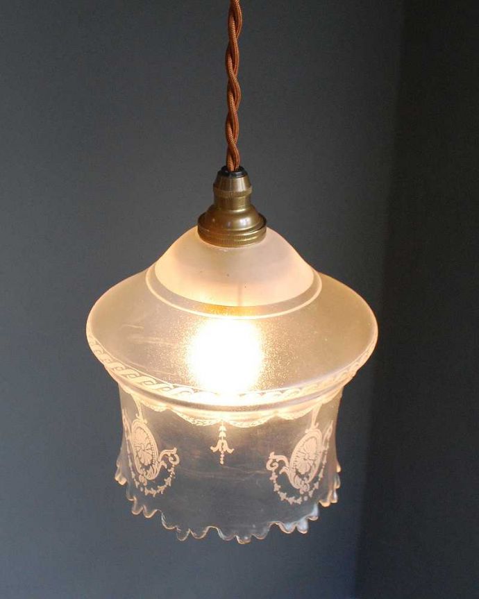 ペンダントライト　照明・ライティング　ガラス模様が美しいアンティークランプシェード（コード・シャンデリア電球・ギャラリーなし） 。。(k-2966-z)