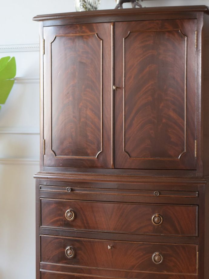 アンティーク家具らしい美しい杢目