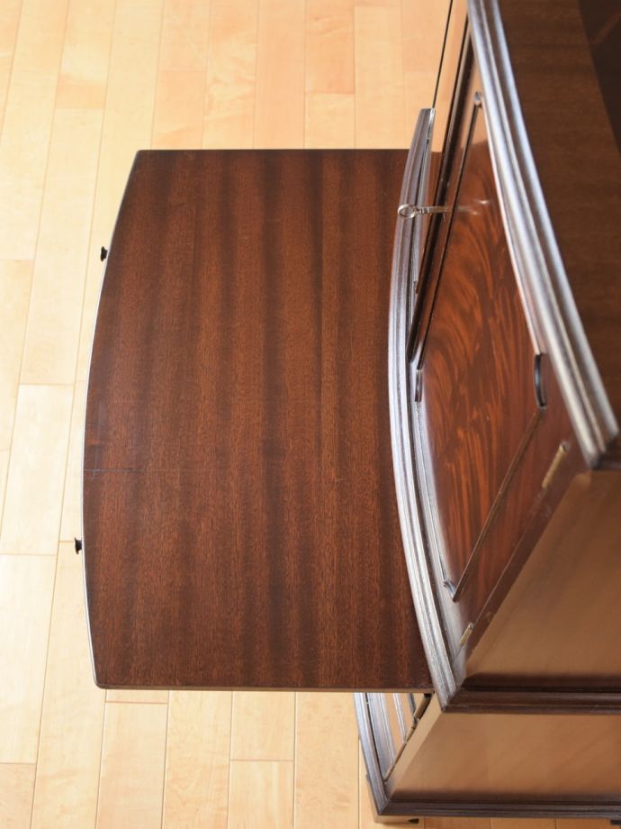 便利に使えるアンティーク家具の作業台