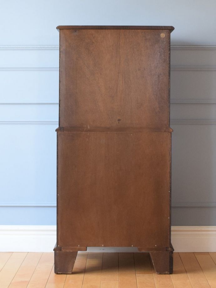 カップボードチェストの後ろ姿