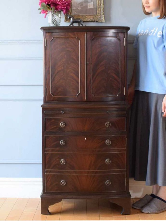 英国アンティークのキャビネット