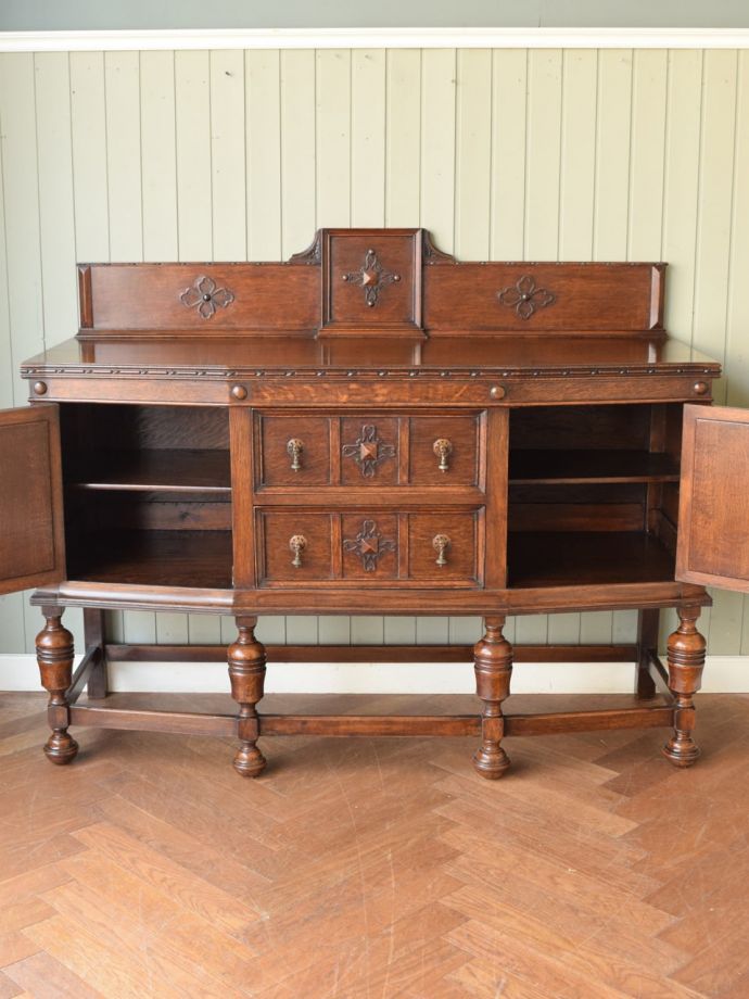 アンティークキャビネットの扉の中