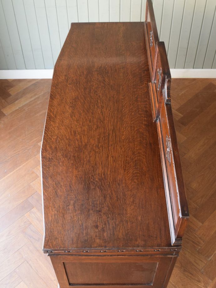 アンティークのサイドボードの天板