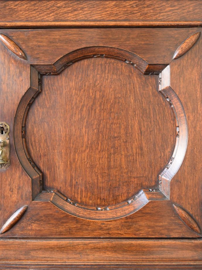 英国アンティーク家具らしい装飾