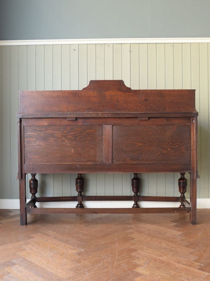 キャビネットの後ろ姿