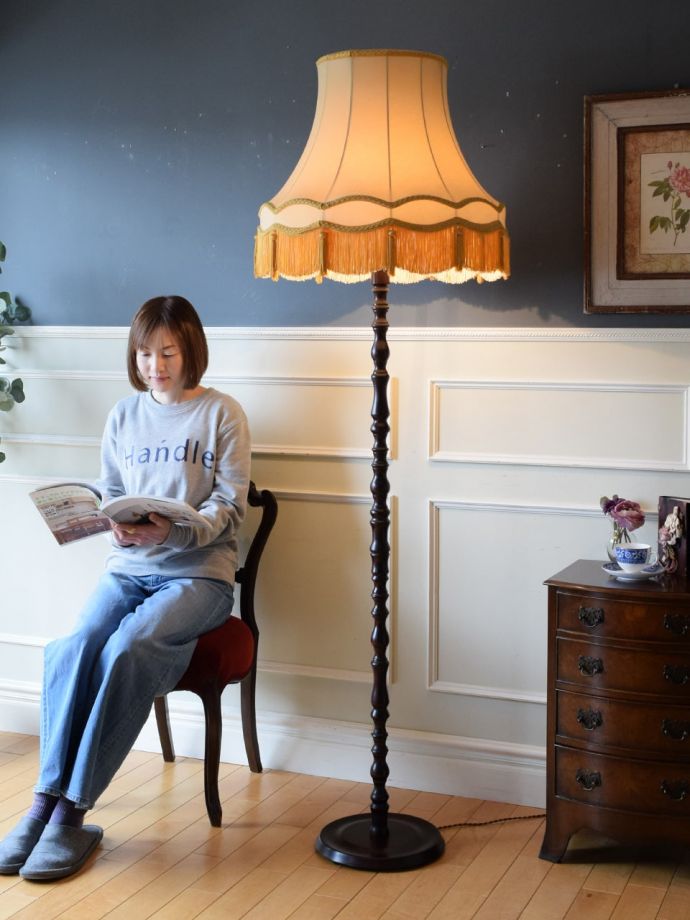 フロアランプの優しい灯り