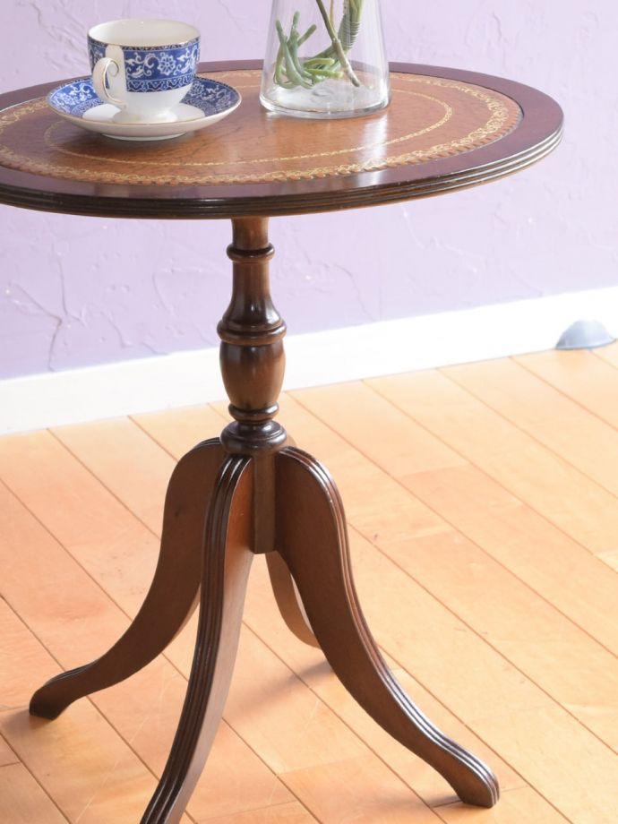 おしゃれなアンティークのテーブル