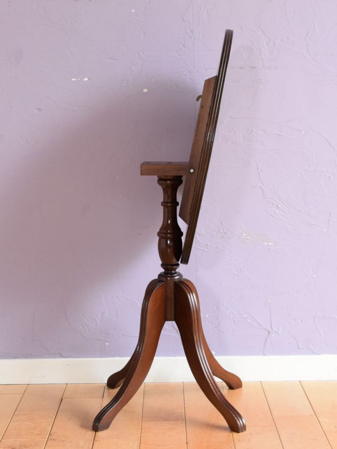 ティルトップテーブルの側面