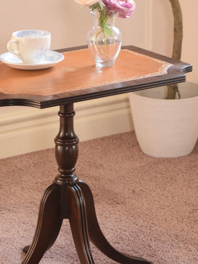 おしゃれなアンティークのテーブル