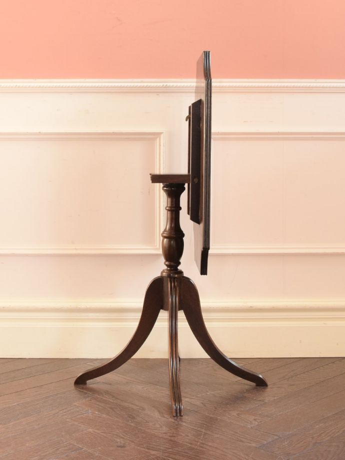 ティルトップテーブルの側面