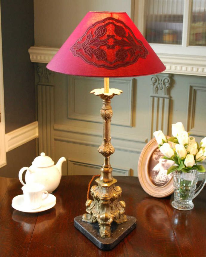 スタンドライト　照明・ライティング　真鍮製のスタンドが豪華なアンティークテーブルランプ(１灯)（B22シャンデリア球付）。。(k-2971-z)