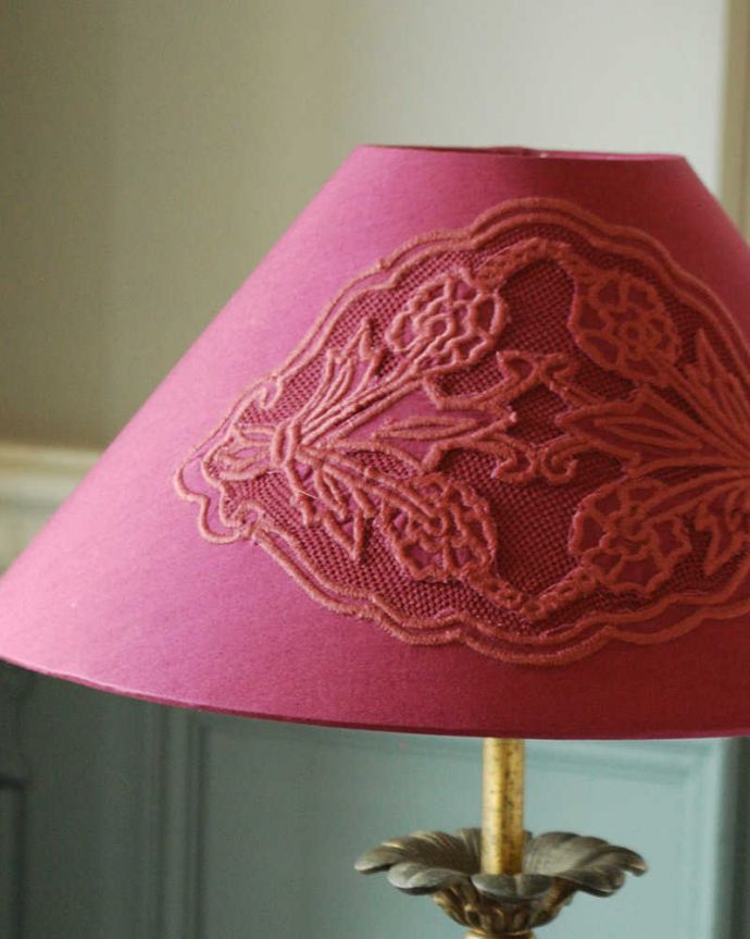 スタンドライト　照明・ライティング　真鍮製のスタンドが豪華なアンティークテーブルランプ(１灯)（B22シャンデリア球付）。。(k-2971-z)