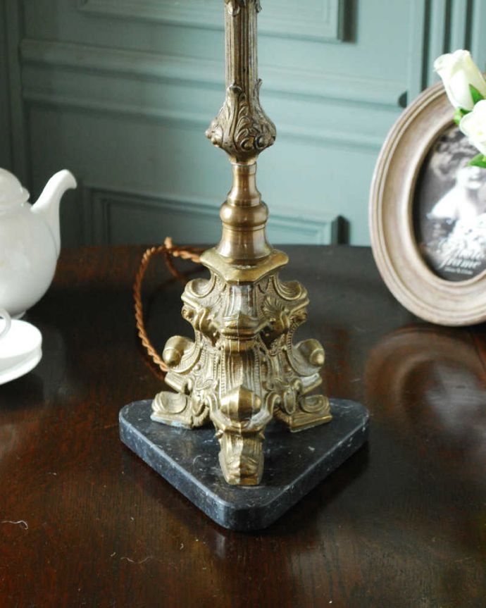 スタンドライト　照明・ライティング　真鍮製のスタンドが豪華なアンティークテーブルランプ(１灯)（B22シャンデリア球付）。。(k-2971-z)