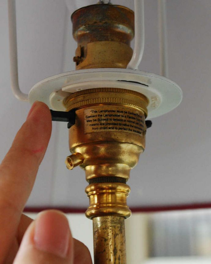 スタンドライト　照明・ライティング　真鍮製のスタンドが豪華なアンティークテーブルランプ(１灯)（B22シャンデリア球付）。。(k-2971-z)