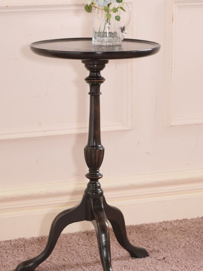 英国スタイルのアンティークテーブル