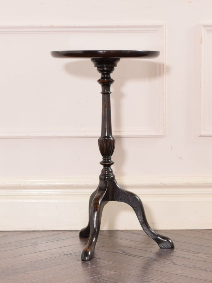 アンティークコーヒーテーブルの側面