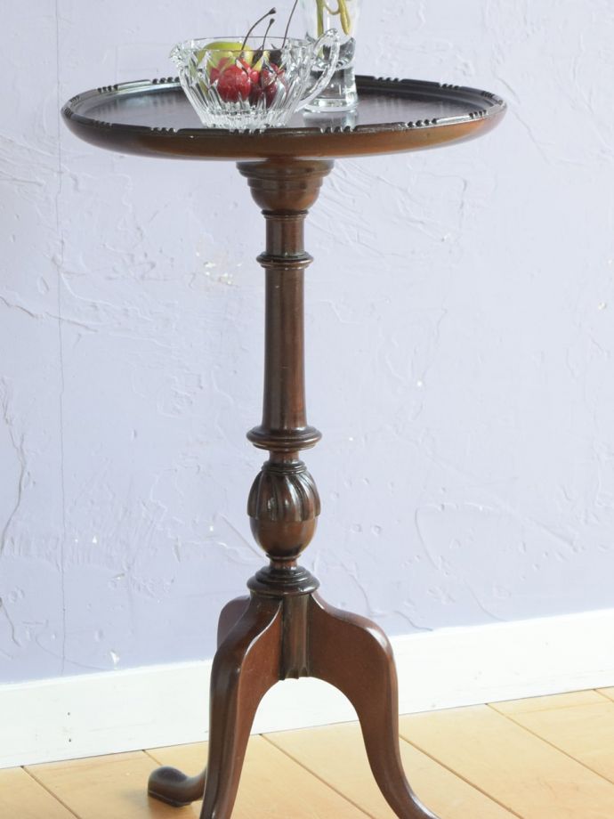 英国スタイルのアンティークテーブル