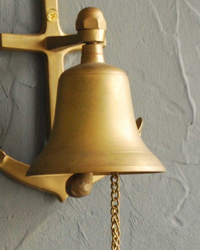 アンティーク 真鍮の雑貨 アンティーク雑貨 英国輸入のアンティーク雑貨、碇モチーフの真鍮製ドアベル。美しい真鍮で出来たベルチェーンを引っ張るとカランカランと可愛い音がします。(k-2974-z)