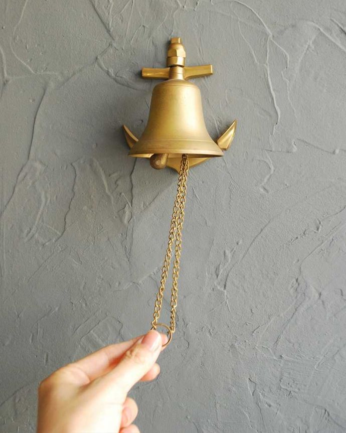 アンティーク 真鍮の雑貨 アンティーク雑貨 英国輸入のアンティーク雑貨、碇モチーフの真鍮製ドアベル。キレイな音を奏でてくれますモチーフや大きさもいろいろ。(k-2974-z)