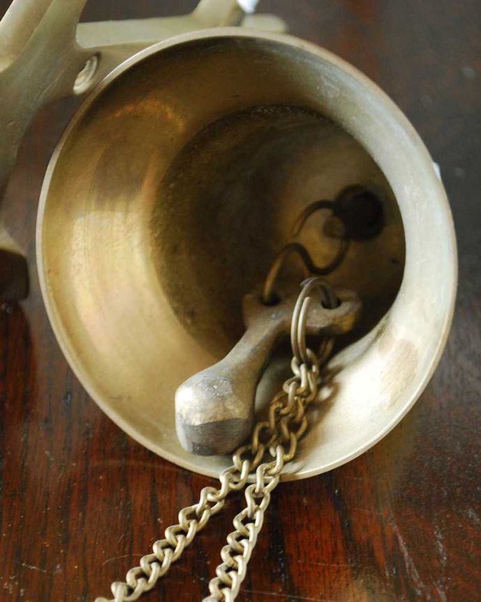 アンティーク 真鍮の雑貨 アンティーク雑貨 英国輸入のアンティーク雑貨、碇モチーフの真鍮製ドアベル。キレイな音を奏でてくれますアンティークなので多少のキズやカケがある場合はありますが、きちんと鳴ります。(k-2974-z)