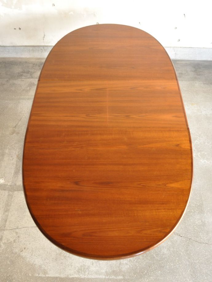 天板を広げた伸長式テーブル