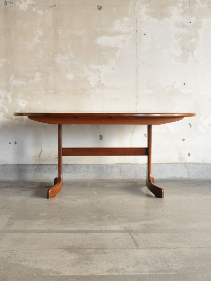 伸長式テーブルの側面