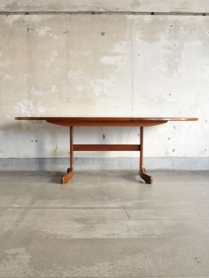 広げた伸長式テーブル