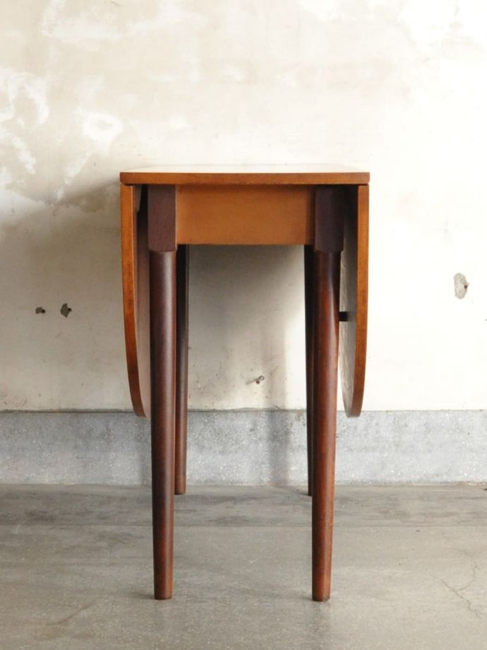 伸長式テーブルの側面