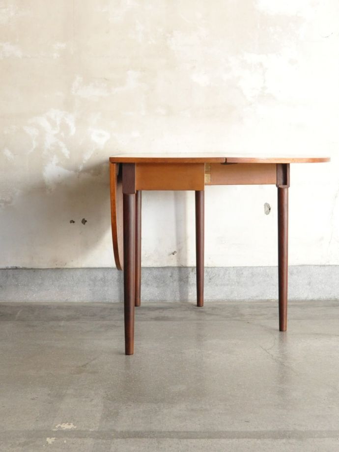 伸長式テーブルを片方開くと