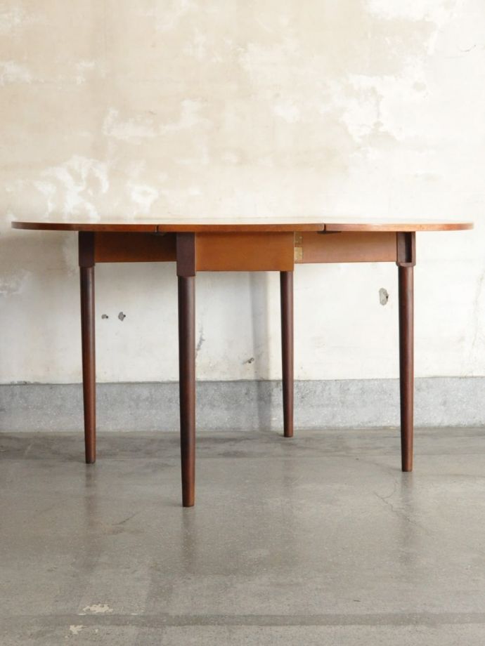 両方のリーフを開いた伸長式テーブル