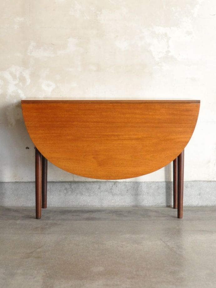 ダイニングテーブルの側面