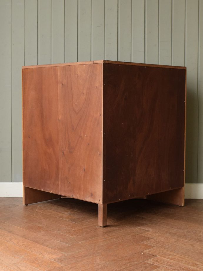 G-PLANのコーナーデスクの後ろ姿