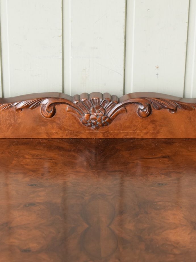 英国のアンティーク家具らしい彫