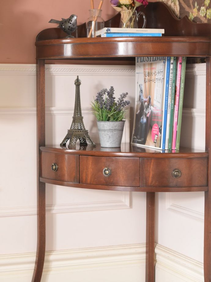 アンティークのオープンシェルフ