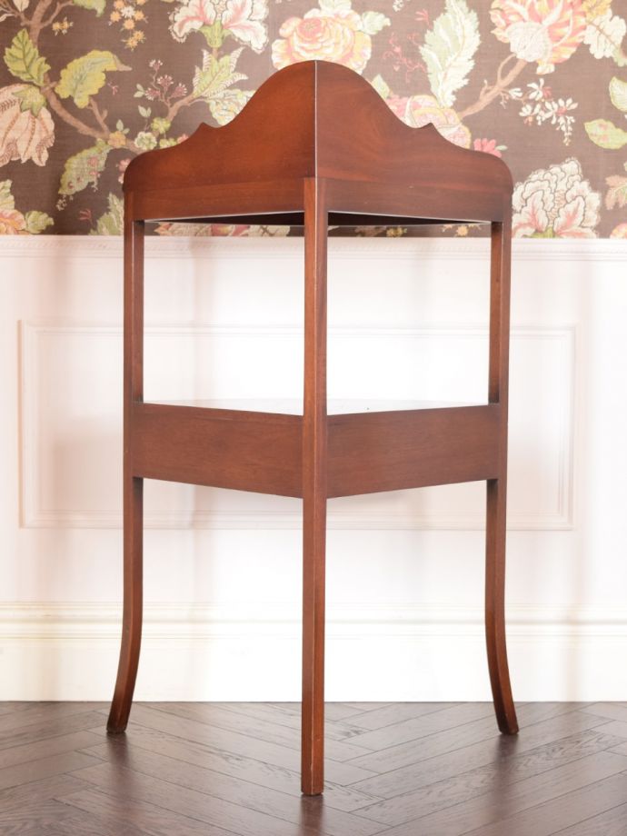 キャビネットの後ろ姿