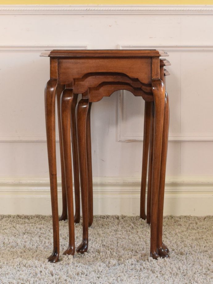 アンティークコーヒーテーブルの側面