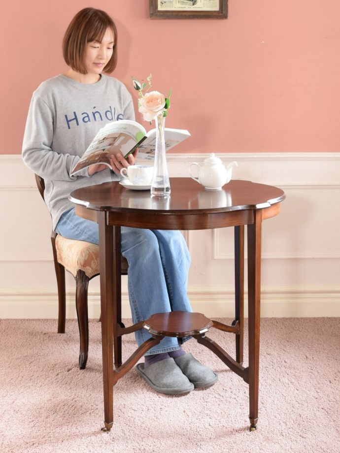 アンティークのオケージョナルテーブル