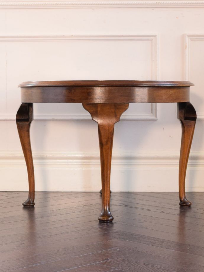 コーヒーテーブルの後ろ姿