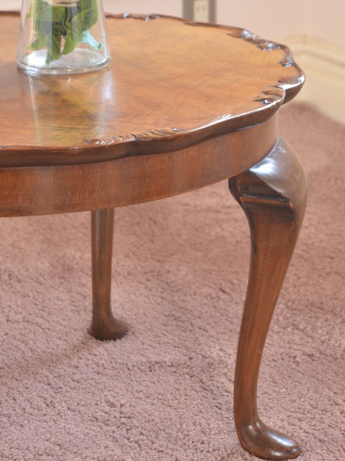 英国のアンティーク家具らしいデザイン